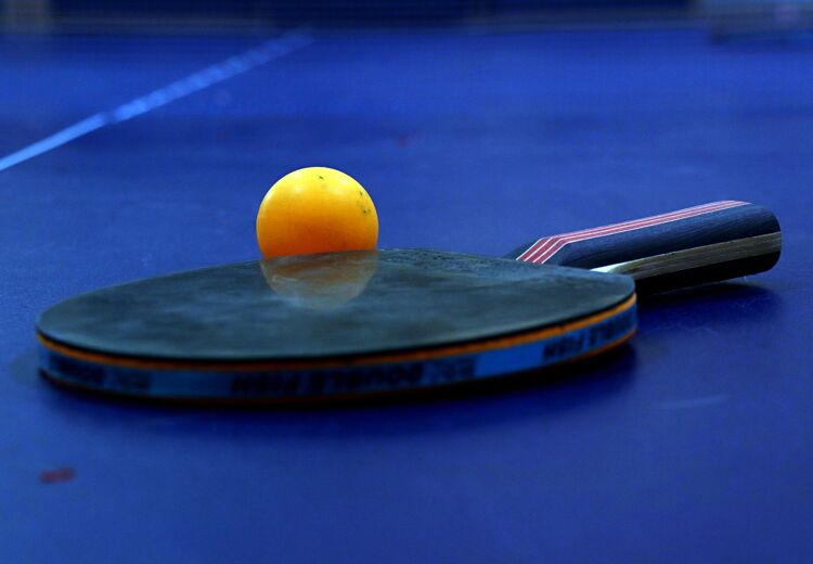 Een tafeltennisbatje en bal